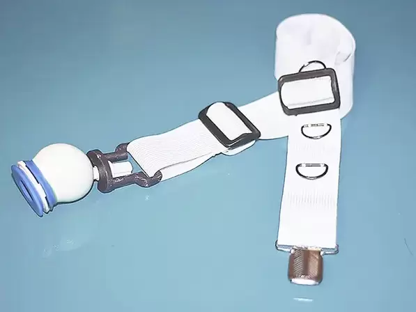 Bår med elastiske stropper som hjælpeværktøj hjælper med at forstørre penis