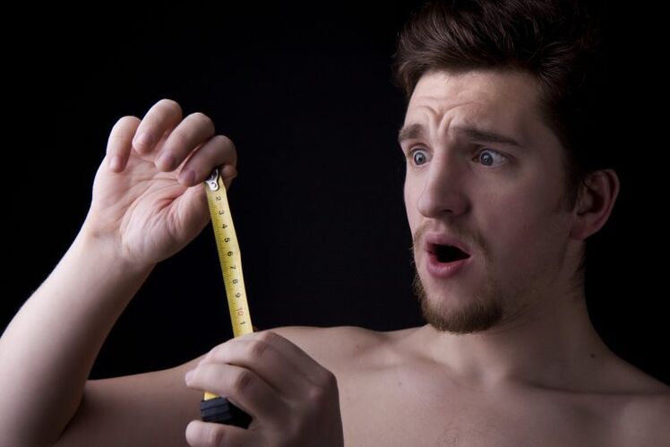 en mand målte sin penis inden forstørrelse med en pumpe